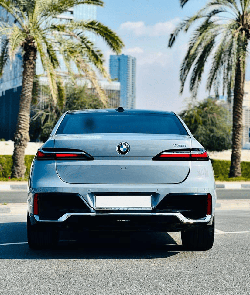 BMW 735i 2025 thumbnail 4