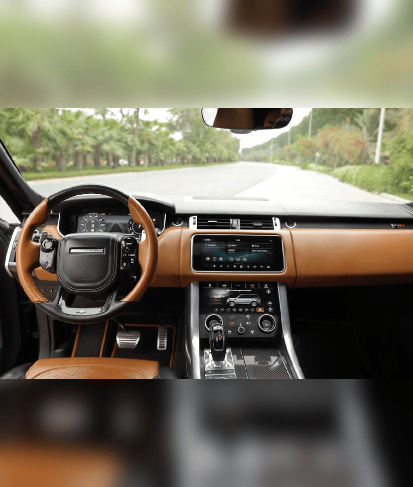 Range Rover SVR 2023 with Driver thumbnail 4