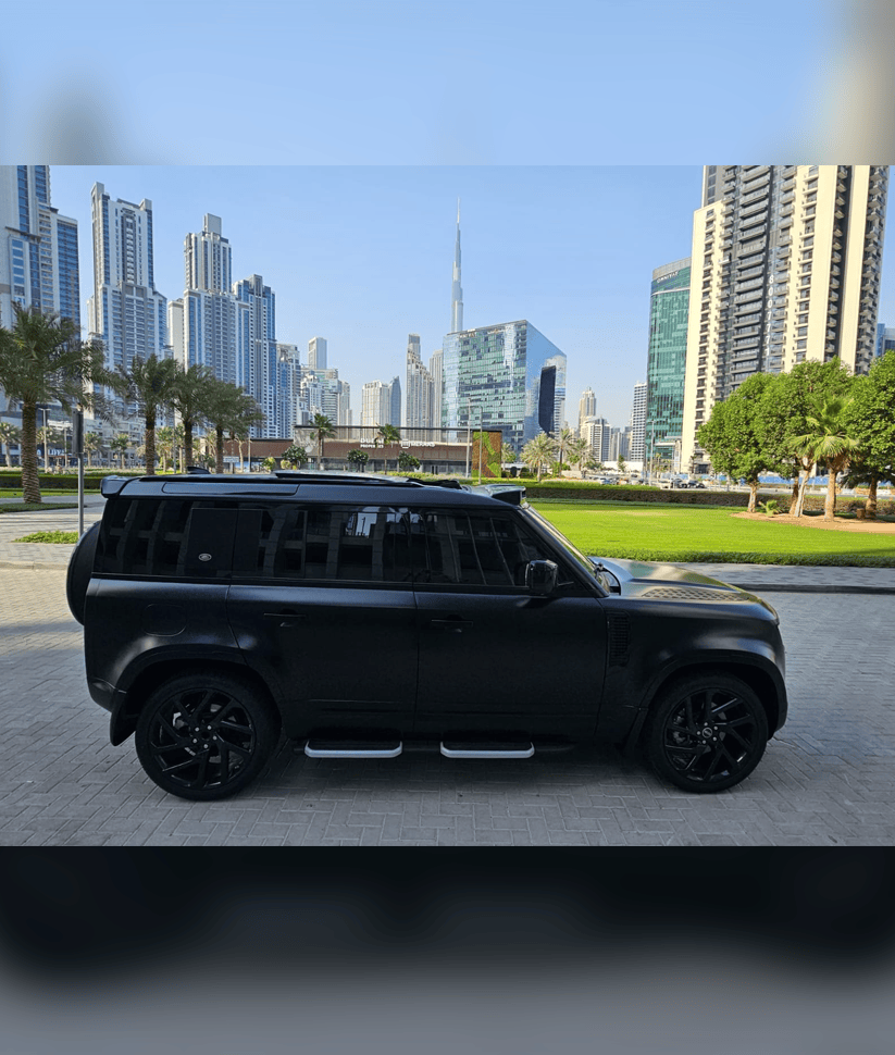 Land Rover Defender 2023 with Driver thumbnail 7